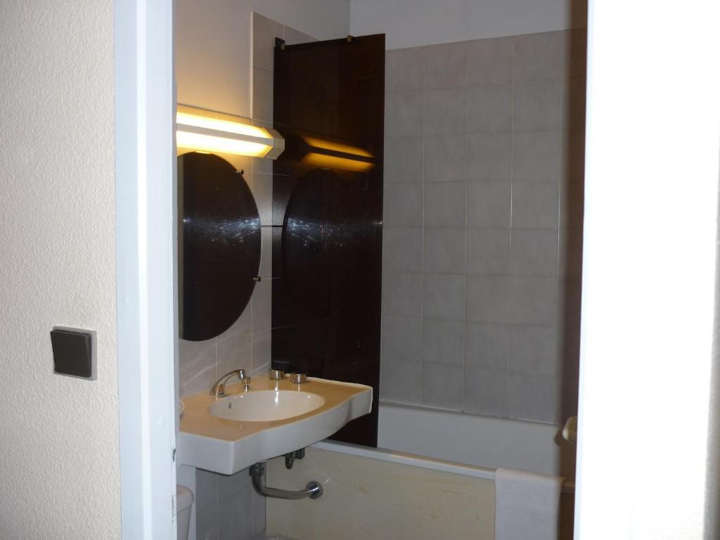 Carbon-Blanc Hotel Entre 2 Mers Proche Bordeaux الغرفة الصورة
